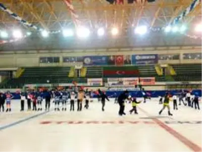 Minik Short Track sporcuları Cumhuriyet'in 97. yılını buz üzerinde dev Türk bayrağı açarak kutladı Minik Short Track sporcuları Cumhuriyet'in 97. yılını buz üzerinde dev Türk bayrağı açarak kutladı