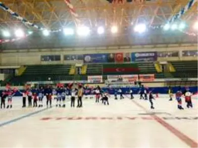 Minik Short Track sporcuları Cumhuriyet'in 97. yılını buz üzerinde dev Türk bayrağı açarak kutladı Minik Short Track sporcuları Cumhuriyet'in 97. yılını buz üzerinde dev Türk bayrağı açarak kutladı