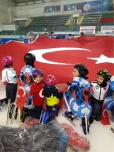 Minik Short Track sporcuları Cumhuriyet'in 97. yılını buz üzerinde dev Türk bayrağı açarak kutladı Minik Short Track sporcuları Cumhuriyet'in 97. yılını buz üzerinde dev Türk bayrağı açarak kutladı