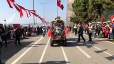 Motosikletini sebze ve meyvelerle süsledi, bayrama katıldı Motosikletini sebze ve meyvelerle süsledi, bayrama katıldı