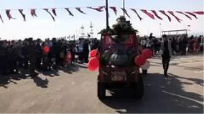 Motosikletini sebze ve meyvelerle süsledi, bayrama katıldı Motosikletini sebze ve meyvelerle süsledi, bayrama katıldı
