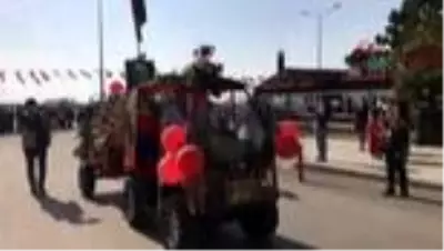 Motosikletini sebze ve meyvelerle süsledi, bayrama katıldı Motosikletini sebze ve meyvelerle süsledi, bayrama katıldı