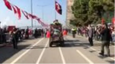Motosikletini sebze ve meyvelerle süsledi, törene katıldı Motosikletini sebze ve meyvelerle süsledi, törene katıldı