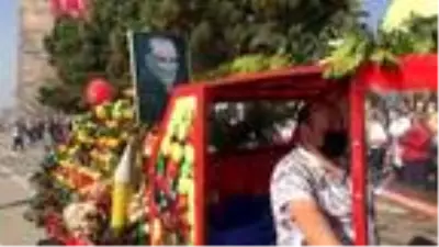 Motosikletini sebze ve meyvelerle süsledi, törene katıldı Motosikletini sebze ve meyvelerle süsledi, törene katıldı
