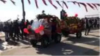 Motosikletini sebze ve meyvelerle süsledi, törene katıldı Motosikletini sebze ve meyvelerle süsledi, törene katıldı
