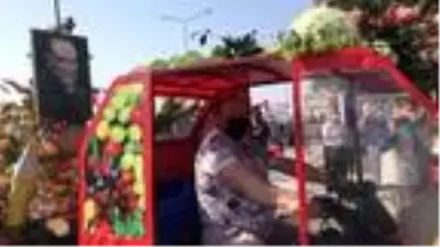 Motosikletini sebze ve meyvelerle süsledi, törene katıldı Motosikletini sebze ve meyvelerle süsledi, törene katıldı