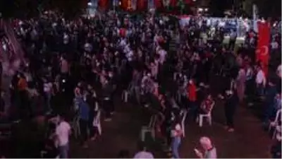 Şarkıcı Murat Dalkılıç'ın konserinde korona tedbirleri unutuldu