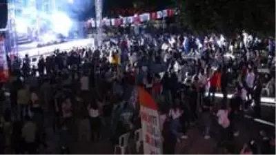 Şarkıcı Murat Dalkılıç'ın konserinde korona tedbirleri unutuldu