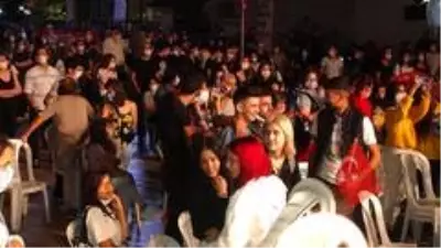 Şarkıcı Murat Dalkılıç'ın konserinde korona tedbirleri unutuldu