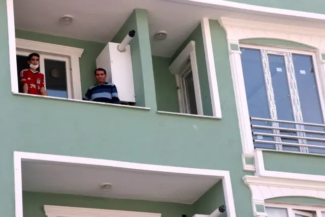 Kardeşinin borçları nedeniyle 5 çocuğunun uyuduğu odayı kurşun yağmuruna tuttular Kardeşinin borçları nedeniyle 5 çocuğunun uyuduğu odayı kurşun yağmuruna tuttular