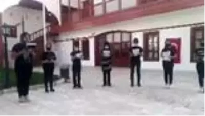 Öğrenciler, kentin tarihi yerlerinde şiir okuyup şarkılar söyledi Öğrenciler, kentin tarihi yerlerinde şiir okuyup şarkılar söyledi