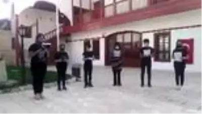 Öğrenciler, kentin tarihi yerlerinde şiir okuyup şarkılar söyledi Öğrenciler, kentin tarihi yerlerinde şiir okuyup şarkılar söyledi