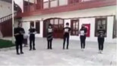 Öğrenciler, kentin tarihi yerlerinde şiir okuyup şarkılar söyledi Öğrenciler, kentin tarihi yerlerinde şiir okuyup şarkılar söyledi