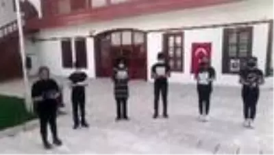 Öğrenciler, kentin tarihi yerlerinde şiir okuyup şarkılar söyledi Öğrenciler, kentin tarihi yerlerinde şiir okuyup şarkılar söyledi