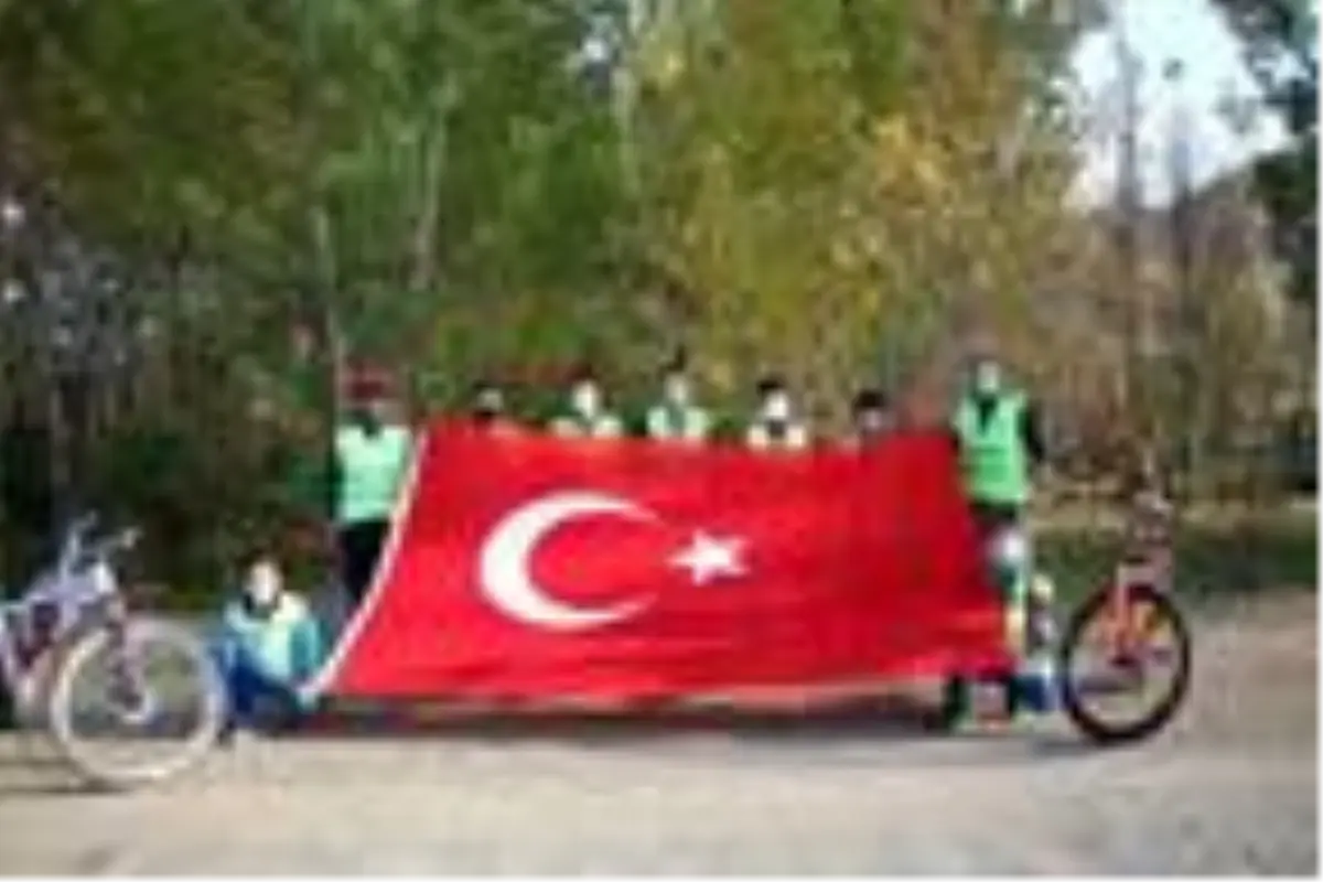 Oltu'da dernek üyeleri, Cumhuriyet için pedal çevirdi
