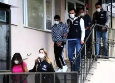 Ölü bebek şüphelileri adliyeye sevk edildi Ölü bebek şüphelileri adliyeye sevk edildi