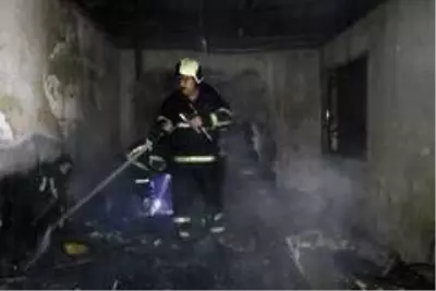 Önceden annesiyle yaşadığı evi benzin dökerek yaktı