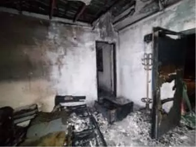 Önceden annesiyle yaşadığı evi benzin dökerek yaktı