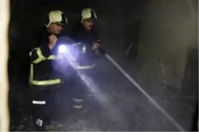Önceden annesiyle yaşadığı evi benzin dökerek yaktı