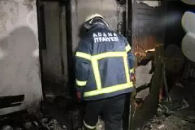Önceden annesiyle yaşadığı evi benzin dökerek yaktı