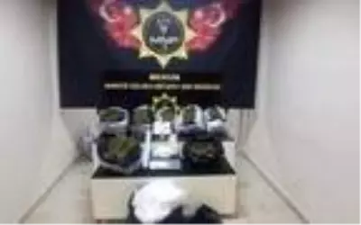 Otoyolda uyuşturucu nakli yaparken görüntülenip gözaltına alınan 7 kişi tutuklandı Otoyolda uyuşturucu nakli yaparken görüntülenip gözaltına alınan 7 kişi tutuklandı