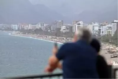 Rüzgar ve yağmur bulutları dünyaca ünlü sahili boşalttı Rüzgar ve yağmur bulutları dünyaca ünlü sahili boşalttı