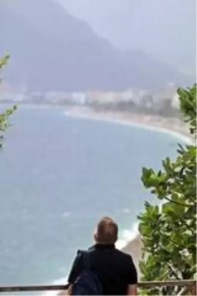 Rüzgar ve yağmur bulutları dünyaca ünlü sahili boşalttı Rüzgar ve yağmur bulutları dünyaca ünlü sahili boşalttı