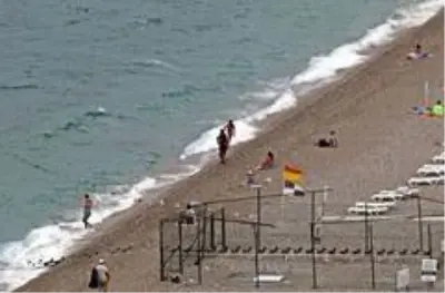 Rüzgar ve yağmur bulutları dünyaca ünlü sahili boşalttı Rüzgar ve yağmur bulutları dünyaca ünlü sahili boşalttı
