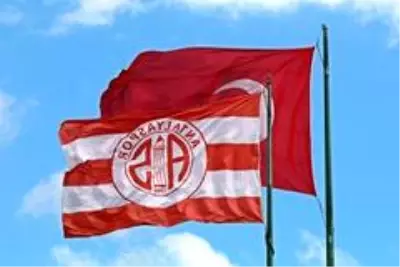 Rüzgar ve yağmur bulutları dünyaca ünlü sahili boşalttı Rüzgar ve yağmur bulutları dünyaca ünlü sahili boşalttı