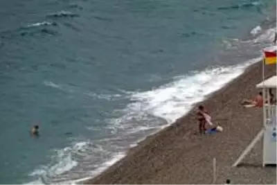 Rüzgar ve yağmur bulutları dünyaca ünlü sahili boşalttı Rüzgar ve yağmur bulutları dünyaca ünlü sahili boşalttı