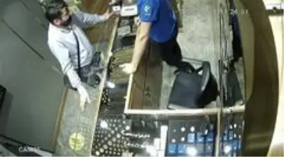 Bandrollü sahte altın ve rahat tavırlarıyla 3 kuyumcuyu dolandıran 'Altın Faresi' esnafı tedirgin ediyor Bandrollü sahte altın ve rahat tavırlarıyla 3 kuyumcuyu dolandıran 'Altın Faresi' esnafı tedirgin ediyor