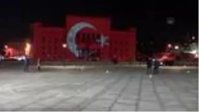 Saraybosna'nın sembollerinden Vijecnica'ya Türk bayrağı yansıtıldı - SARAYBOSNA Saraybosna'nın sembollerinden Vijecnica'ya Türk bayrağı yansıtıldı - SARAYBOSNA