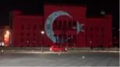 Saraybosna'nın sembollerinden Vijecnica'ya Türk bayrağı yansıtıldı - SARAYBOSNA Saraybosna'nın sembollerinden Vijecnica'ya Türk bayrağı yansıtıldı - SARAYBOSNA