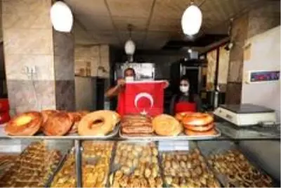 Şehitkamil'de bayrak ve seccade dağıtıldı Şehitkamil'de bayrak ve seccade dağıtıldı