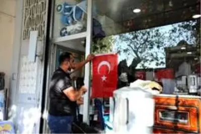 Şehitkamil'de bayrak ve seccade dağıtıldı Şehitkamil'de bayrak ve seccade dağıtıldı