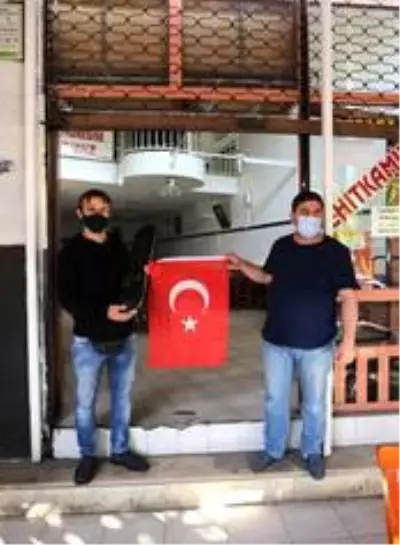 Şehitkamil'de bayrak ve seccade dağıtıldı Şehitkamil'de bayrak ve seccade dağıtıldı