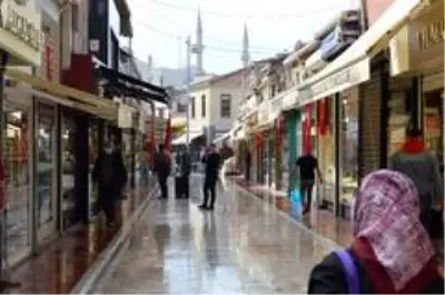 Şehrin dört bir yanı bayraklarla donatıldı Şehrin dört bir yanı bayraklarla donatıldı