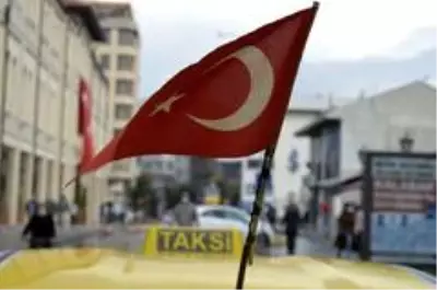 Şehrin dört bir yanı bayraklarla donatıldı Şehrin dört bir yanı bayraklarla donatıldı