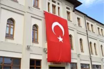 Şehrin dört bir yanı bayraklarla donatıldı Şehrin dört bir yanı bayraklarla donatıldı