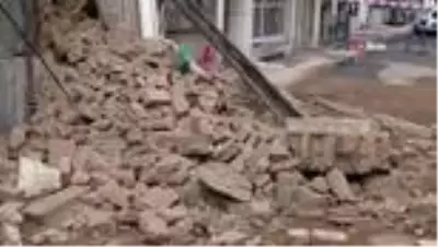 Şiddetli yağmur sonrası 2 katlı metruk binanın bir kısmı çöktü Şiddetli yağmur sonrası 2 katlı metruk binanın bir kısmı çöktü