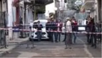 Şiddetli yağmur sonrası 2 katlı metruk binanın bir kısmı çöktü Şiddetli yağmur sonrası 2 katlı metruk binanın bir kısmı çöktü