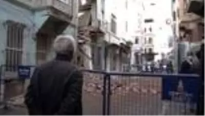 Şiddetli yağmur sonrası 2 katlı metruk binanın bir kısmı çöktü Şiddetli yağmur sonrası 2 katlı metruk binanın bir kısmı çöktü