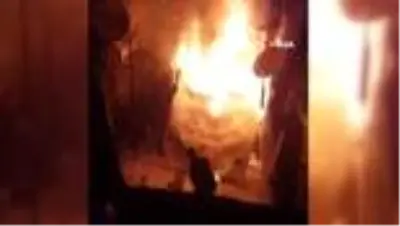 Siirt'te bir evin damında çıkan yangın paniğe neden oldu Siirt'te bir evin damında çıkan yangın paniğe neden oldu