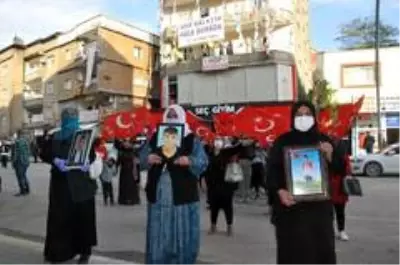 Şırnak anneleri HDP binasını 'Kahrolsun PKK' sloganları ile inletti Şırnak anneleri HDP binasını 'Kahrolsun PKK' sloganları ile inletti