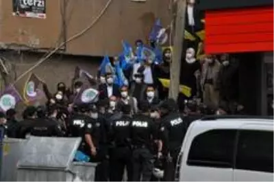 Şırnak anneleri HDP binasını 'Kahrolsun PKK' sloganları ile inletti Şırnak anneleri HDP binasını 'Kahrolsun PKK' sloganları ile inletti