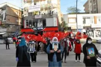 Şırnak anneleri HDP binasını 'Kahrolsun PKK' sloganları ile inletti Şırnak anneleri HDP binasını 'Kahrolsun PKK' sloganları ile inletti