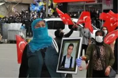 Şırnak anneleri HDP binasını 'Kahrolsun PKK' sloganları ile inletti Şırnak anneleri HDP binasını 'Kahrolsun PKK' sloganları ile inletti