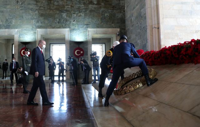 Son Dakika: Devlet erkanı Anıtkabir'de! İşte Cumhurbaşkanı Erdoğan'ın Özel Deftere yazdığı mesaj