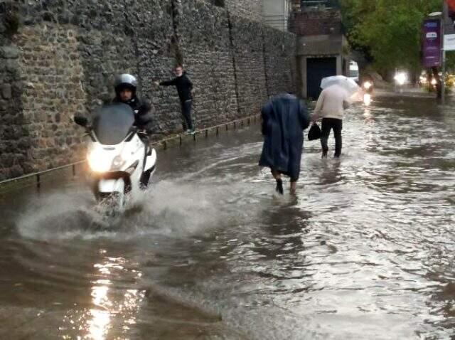 Son Dakika! İstanbul'da etkili olan sağanak sonrası sel ve dolu uyarısı yapıldı, alt geçitleri su bastı Son Dakika! İstanbul'da etkili olan sağanak sonrası sel ve dolu uyarısı yapıldı, alt geçitleri su bastı
