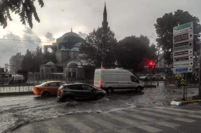 Son Dakika! İstanbul'da etkili olan sağanak sonrası sel ve dolu uyarısı yapıldı, alt geçitleri su bastı Son Dakika! İstanbul'da etkili olan sağanak sonrası sel ve dolu uyarısı yapıldı, alt geçitleri su bastı